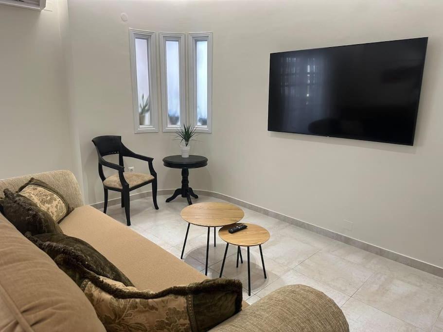 Eclectic Apartment Near Downtown Heraklion  Ngoại thất bức ảnh